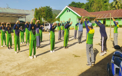 Peserta Didik Kelas XI IS/MIA MA Muh. Songing Semangat Lakukan Pemanasan Sebelum Olahraga