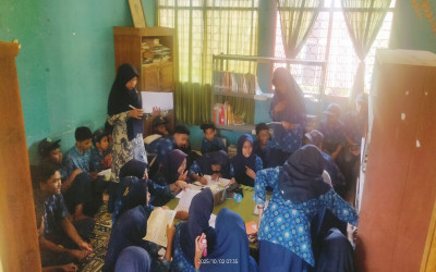 Peserta Didik MTs Muhammadiyah Songing Tingkatkan Minat Baca Melalui Kegiatan Literasi di Perpustakaan